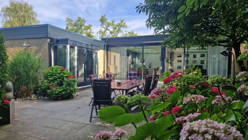 Tuin met hortensia’s bij de B&B