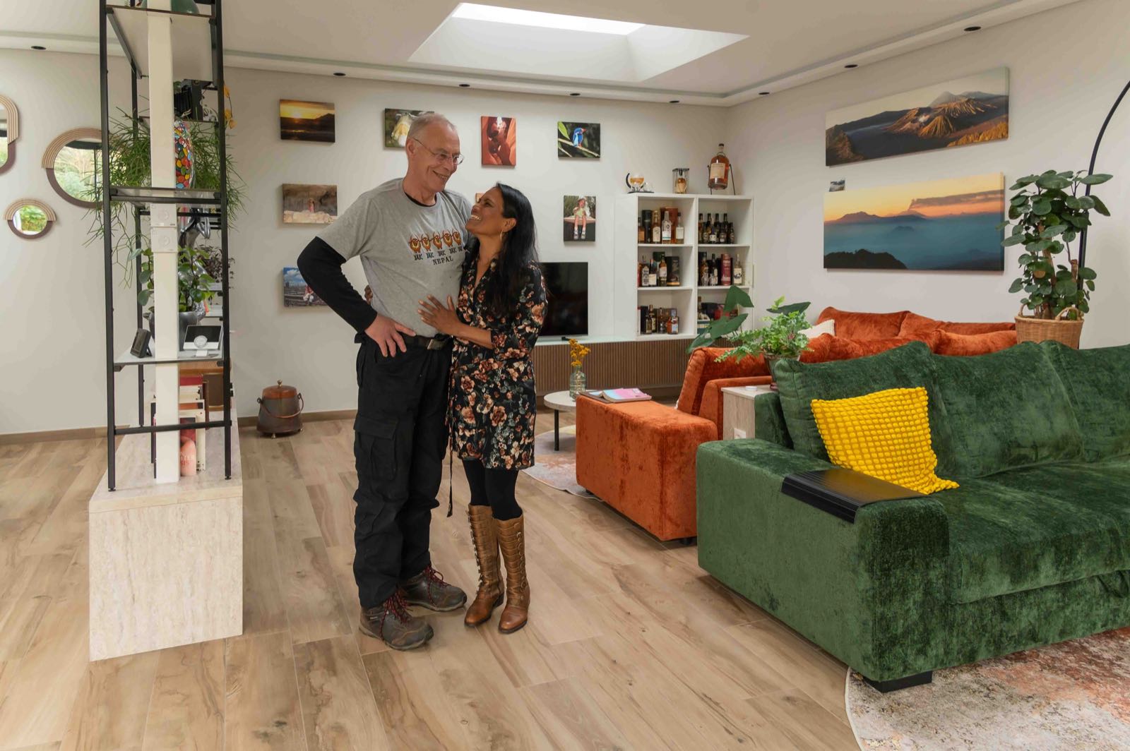 Herman en Sharon in de woonkamer van B&B Hesha